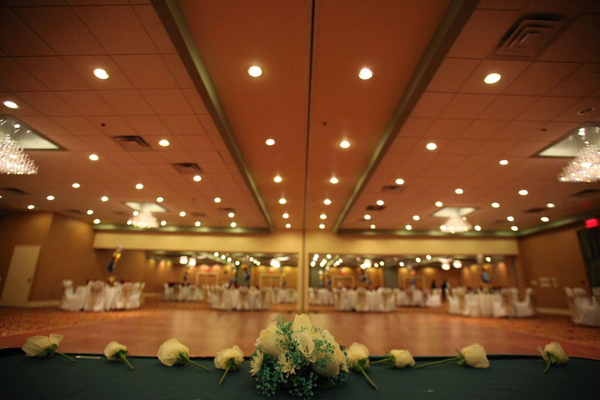 E Hotel Banquet & Conference Center Edison Étterem fotó